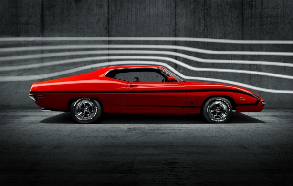 Красный ретро автомобиль Ford Torino King Cobra, 1970 года