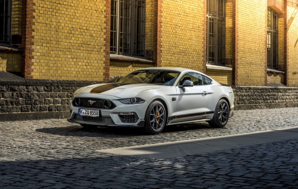 Белый автомобиль Ford Mustang Mach 1 2021 года на улице