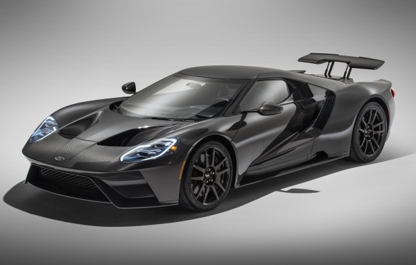 Серебристый спортивный Ford GT Liquid Carbon, 2020 года на сером фоне