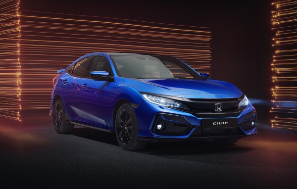 Синий автомобиль Honda Civic Hatchback Sport Line 2019 года