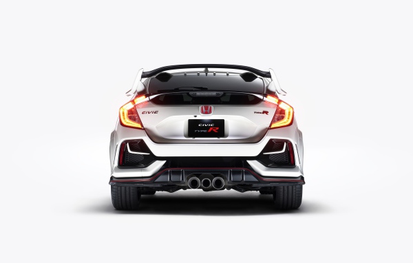 Автомобиль Honda Civic Type R 2020 года вид сзади на белом фоне