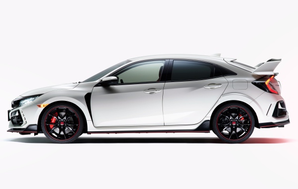 Автомобиль Honda Civic Type R 2020 года вид сбоку на белом фоне