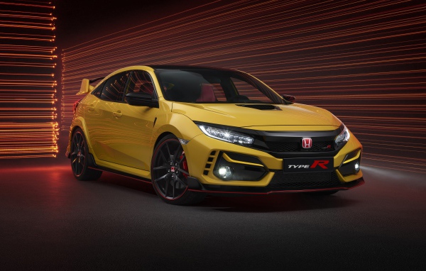 Желтый автомобиль Honda Civic Type R Limited Edition 2020 года 