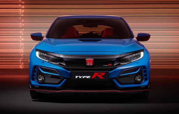 Синий автомобиль Honda Civic Type R GT 2020 года вид спереди