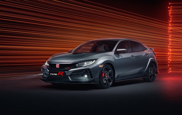 Серебристый автомобиль Honda Civic Type R Sport Line 2020 года на фоне лучей 