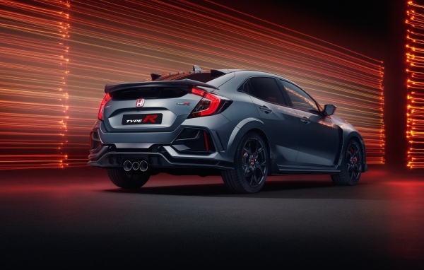 Серебристый автомобиль Honda Civic Type R Sport Line 2020 года вид сзади