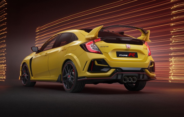Желтый автомобиль Honda Civic Type R Limited Edition 2020 года вид сзади