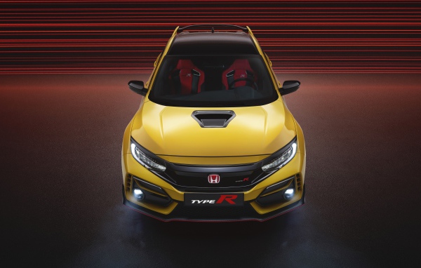Желтый автомобиль Honda Civic Type R Limited Edition 2020 года вид сверху