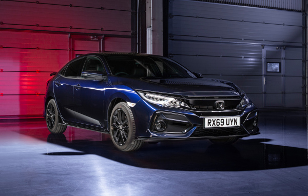 Синий автомобиль Honda Civic, 2019 года в гараже