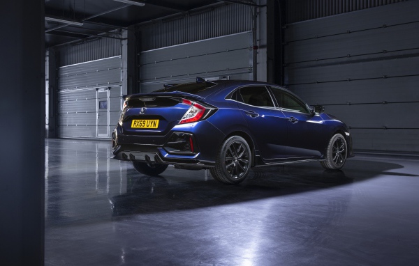 Синий хэтчбек Honda Civic  2019 года в гараже