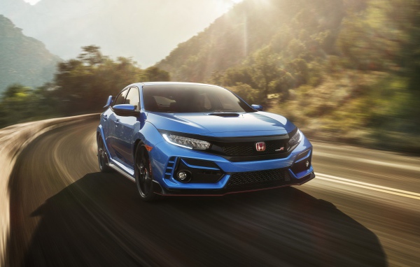 Синий автомобиль  Honda Civic Type R, 2020 года на трассе