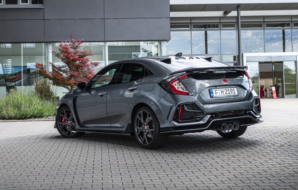 Серый автомобиль Honda Civic Type R Sport Line вид сзади