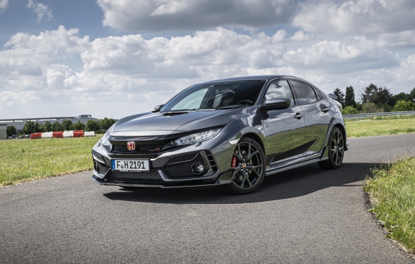 Автомобиль Honda Civic Type R Sport Line на фоне неба 