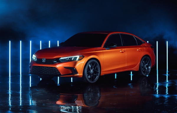 Оранжевый автомобиль  Honda Civic, 2022 года вид спереди