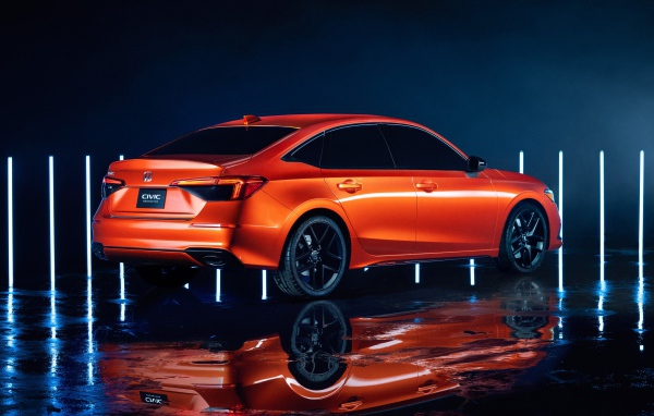 Оранжевый автомобиль  Honda Civic, 2022 года вид сзади
