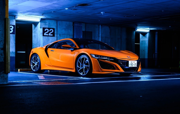Оранжевый автомобиль Honda NSX в гараже 