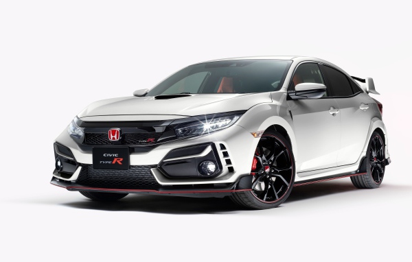 Серебристый автомобиль Honda Civic Type R 2020 года на белом фоне