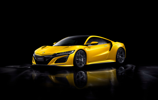 Желтый автомобиль Honda NSX на черном фоне