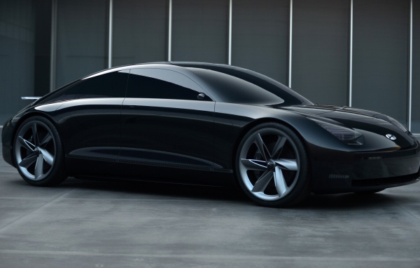 Черный автомобиль Hyundai Prophecy 2020 года вид сбоку 