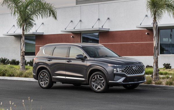 Автомобиль  Hyundai Santa Fe Hybrid, 2021 года у дома