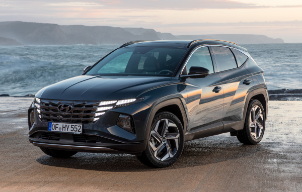 Черный автомобиль Hyundai Tucson Hybrid 2021 года у океана