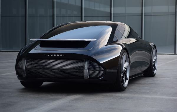 Черный автомобиль Hyundai Prophecy 2020 года вид сзади на сером фоне