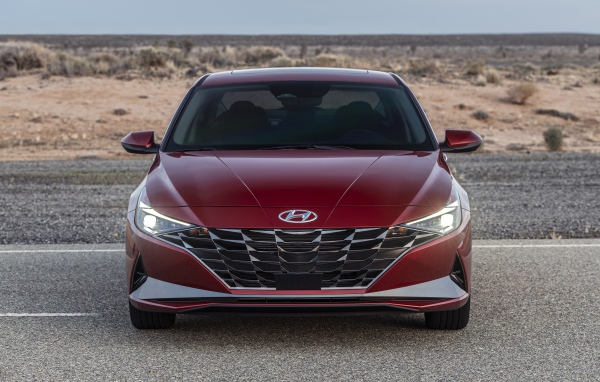 Красный автомобиль  Hyundai Elantra, 2021 года на пустыре