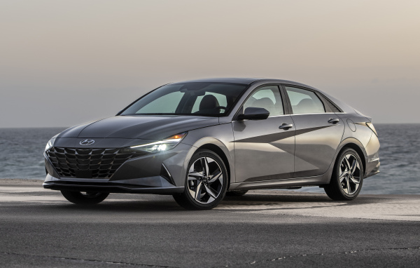 Серебристый автомобиль Hyundai Elantra Hybrid, 2021 года на фоне океана