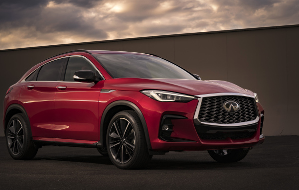Красный автомобиль Infiniti QX55 AWD, 2022 года у стены