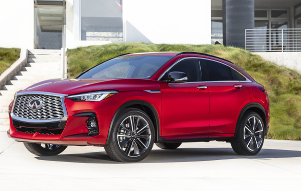 Красный автомобиль Infiniti QX55 AWD 2022 года у дома