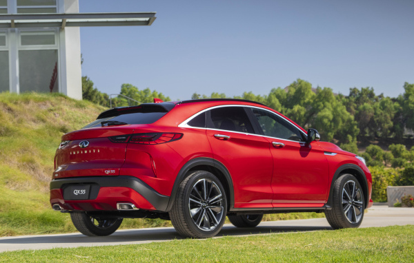Красный автомобиль Infiniti QX55 AWD 2022 года вид сзади