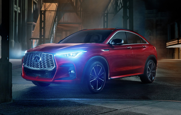 Красный автомобиль Infiniti QX55 AWD, 2022 года с включенными фарами
