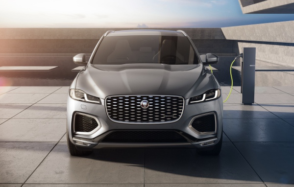 Серый автомобиль Jaguar F-Pace P400e AWD 2020 года на заправке