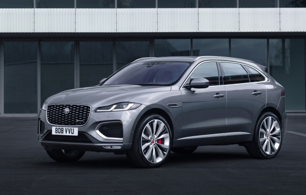 Серебристый автомобиль Jaguar F-Pace R-Dynamic 2020 года у здания 