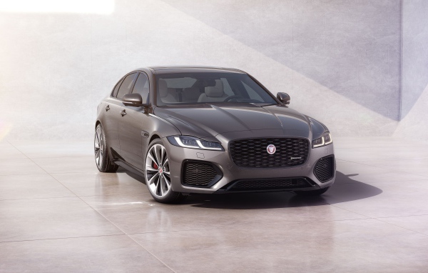 Автомобиль Jaguar XF P300 AWD R-Dynamic 2020 года у серой стены 