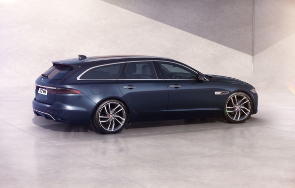 Автомобиль Jaguar XF Sportbrake 2020 года вид сбоку