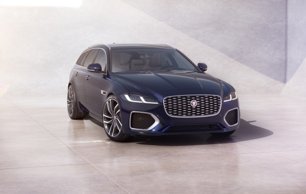 Синий автомобиль Jaguar XF Sportbrake 2020 года у стены 