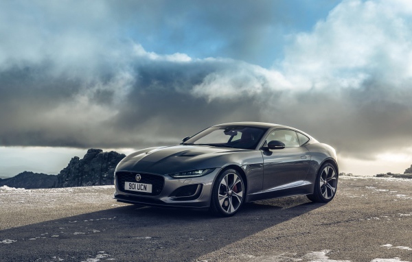 Автомобиль Jaguar F-Type P300 Coupe First Edition 2020 года на фоне облаков