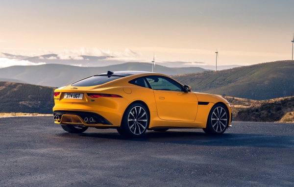 Желтый автомобиль Jaguar F-Type R Coupe 2020 года вид сзади