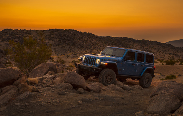 Автомобиль Jeep Wrangler Unlimited Rubicon 392, 2021 года на камнях