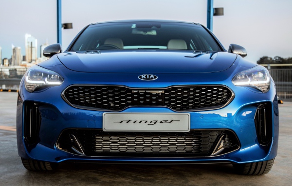 Синий автомобиль Kia Stinger GT Night Sky Edition 2020 года крупным планом