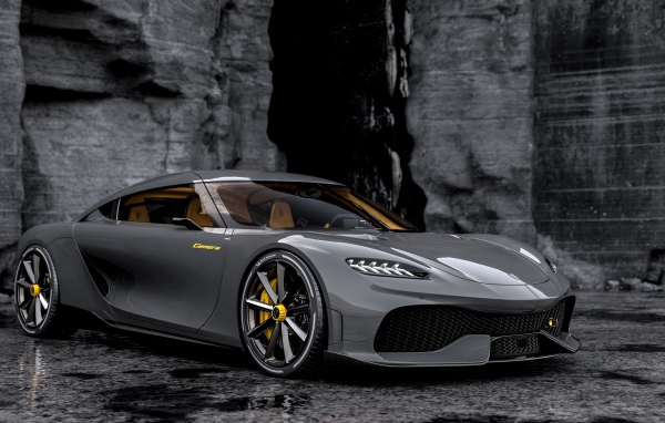 Автомобиль Koenigsegg Gemera 2020 года у высокой стены 