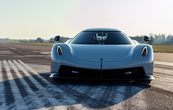 Автомобиль Koenigsegg Jesko Absolut 2020 года на трассе 