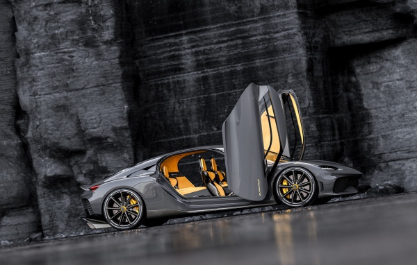 Автомобиль Koenigsegg Gemera 2020 года с открытыми дверями