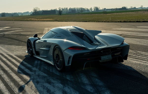 Черный автомобиль Koenigsegg Jesko Absolut 2020 года на трассе 