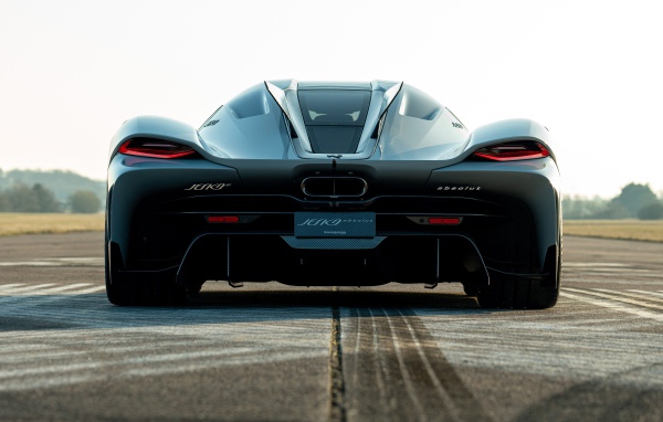 Черный автомобиль Koenigsegg Jesko Absolut 2020 года вид сзади