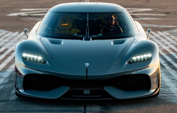 Черный быстрый автомобиль Koenigsegg Gemera 2020 года вид спереди