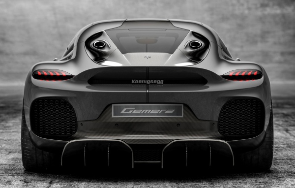 Серебристый автомобиль Koenigsegg Gemera 2020 года вид сзади