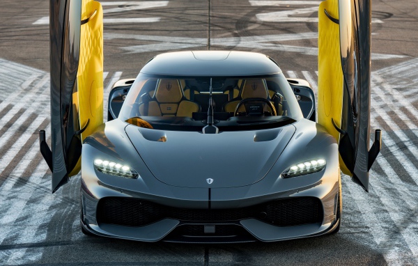 Серебристый автомобиль Koenigsegg Gemera 2020 года с открытыми дверями