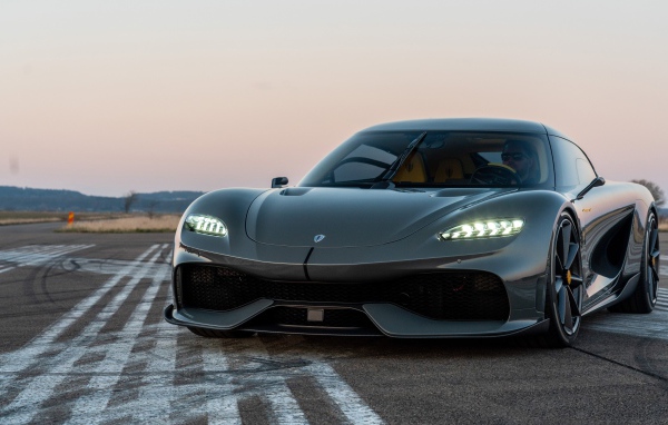 Черный автомобиль Koenigsegg Gemera 2020 года на асфальте 